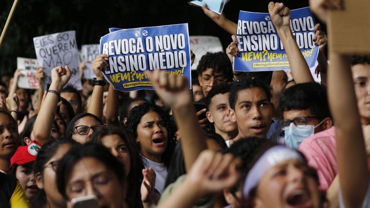 Estudantes fazem passeata pela revogação do novo ensino médio em SP