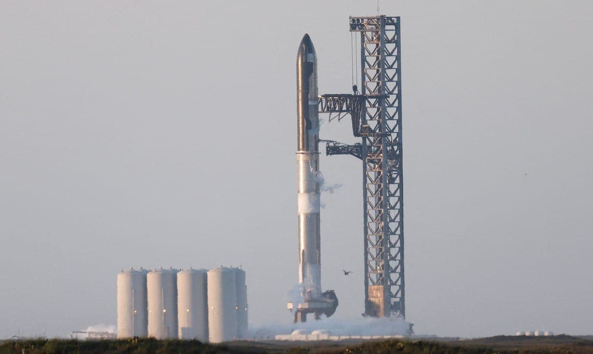 SpaceX faz novo voo teste com foguete e consegue pousar nave de volta na Terra