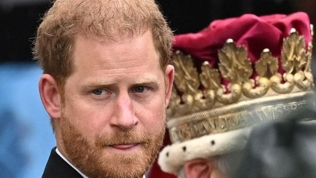 Harry se isola na coroação de Charles III