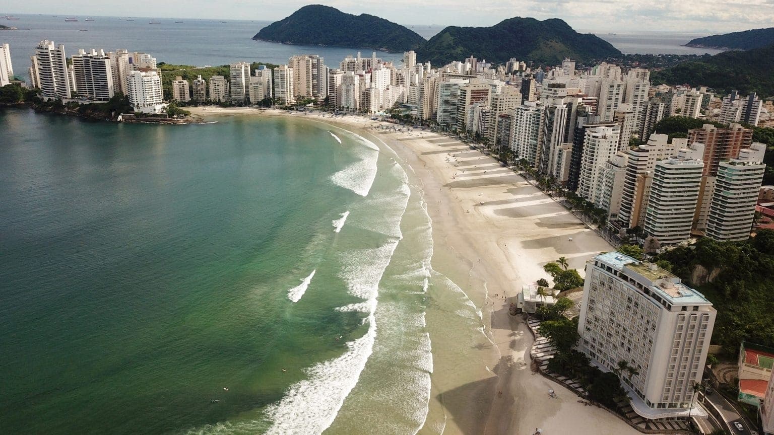 Praia das Astúrias, em Guarujá (SP)