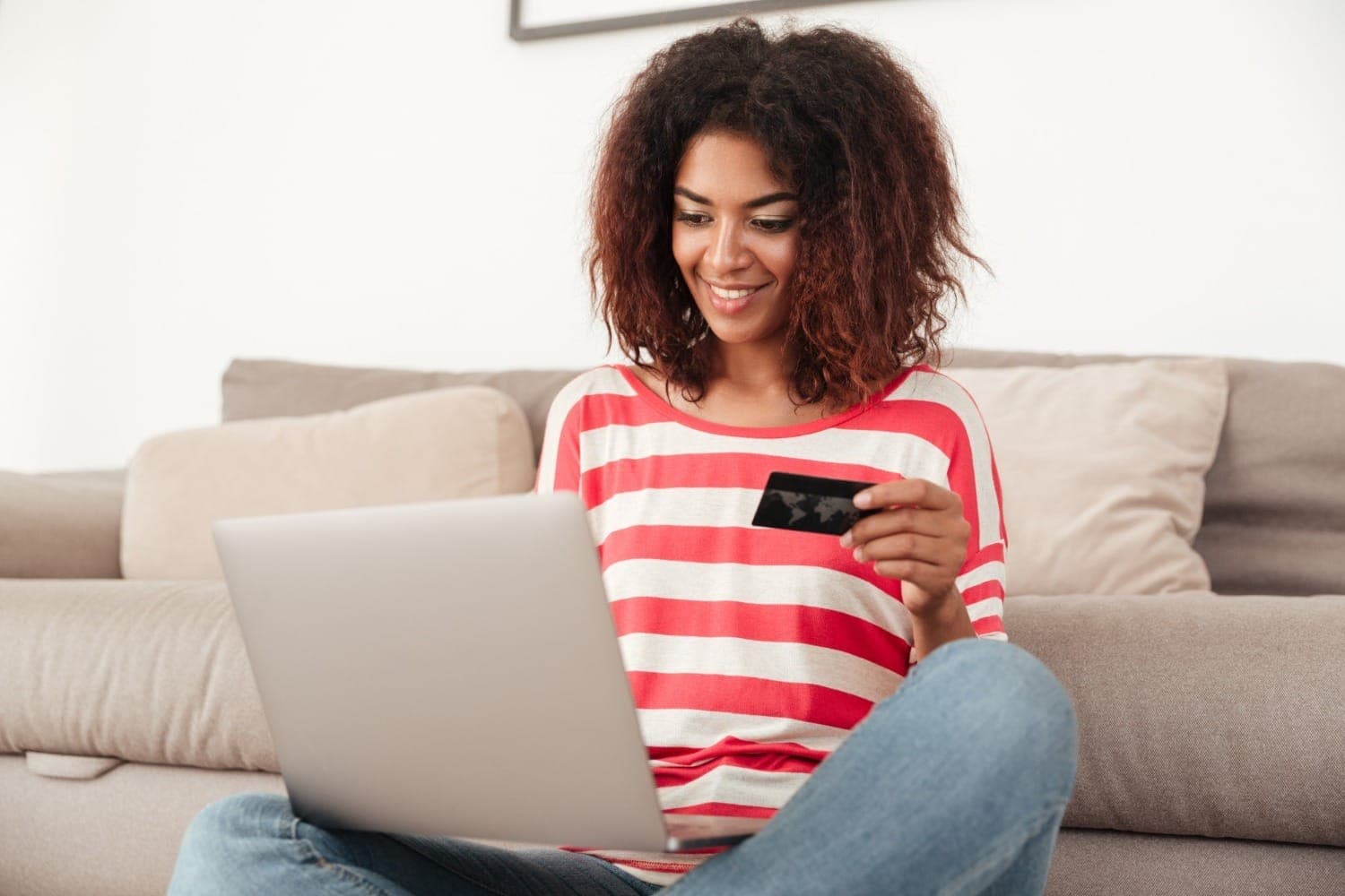 Mulher fazendo compras online