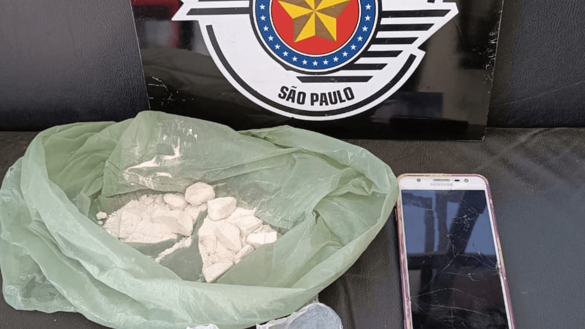 O homem foi preso com porções de cocaína