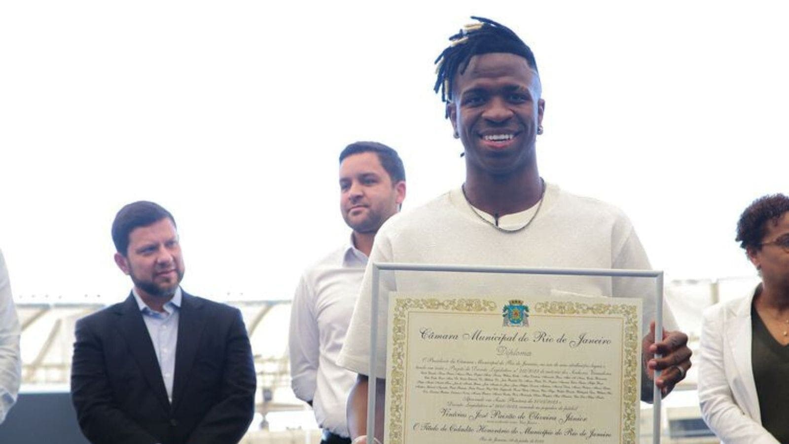 Vini Jr. recebe homenagem no Maracanã