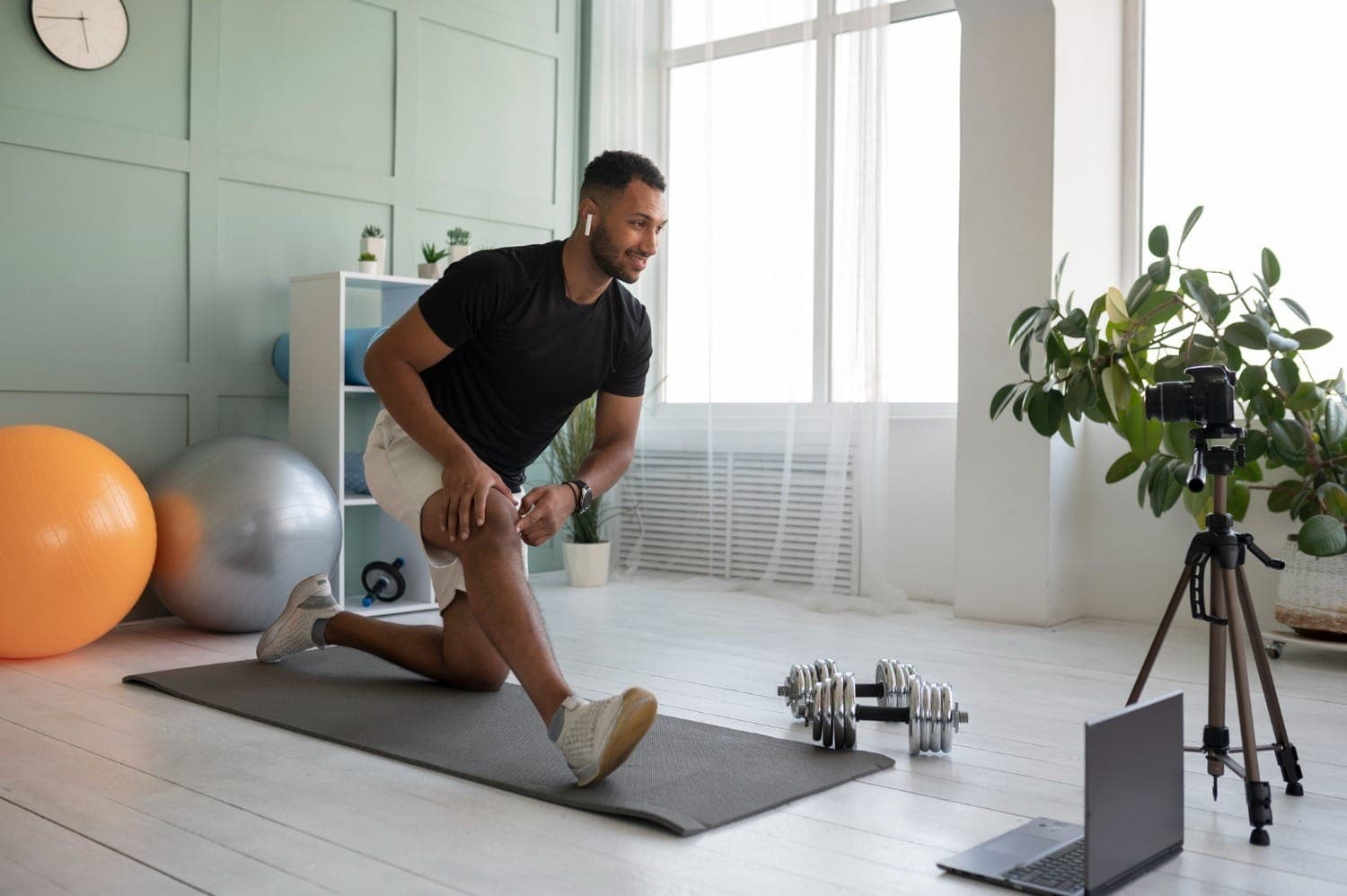 Homem praticando exercícios em casa