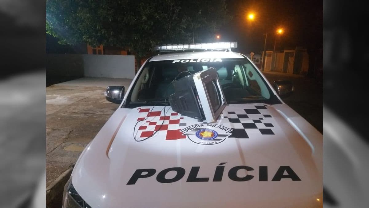 Homem arremessa TV contra companheira