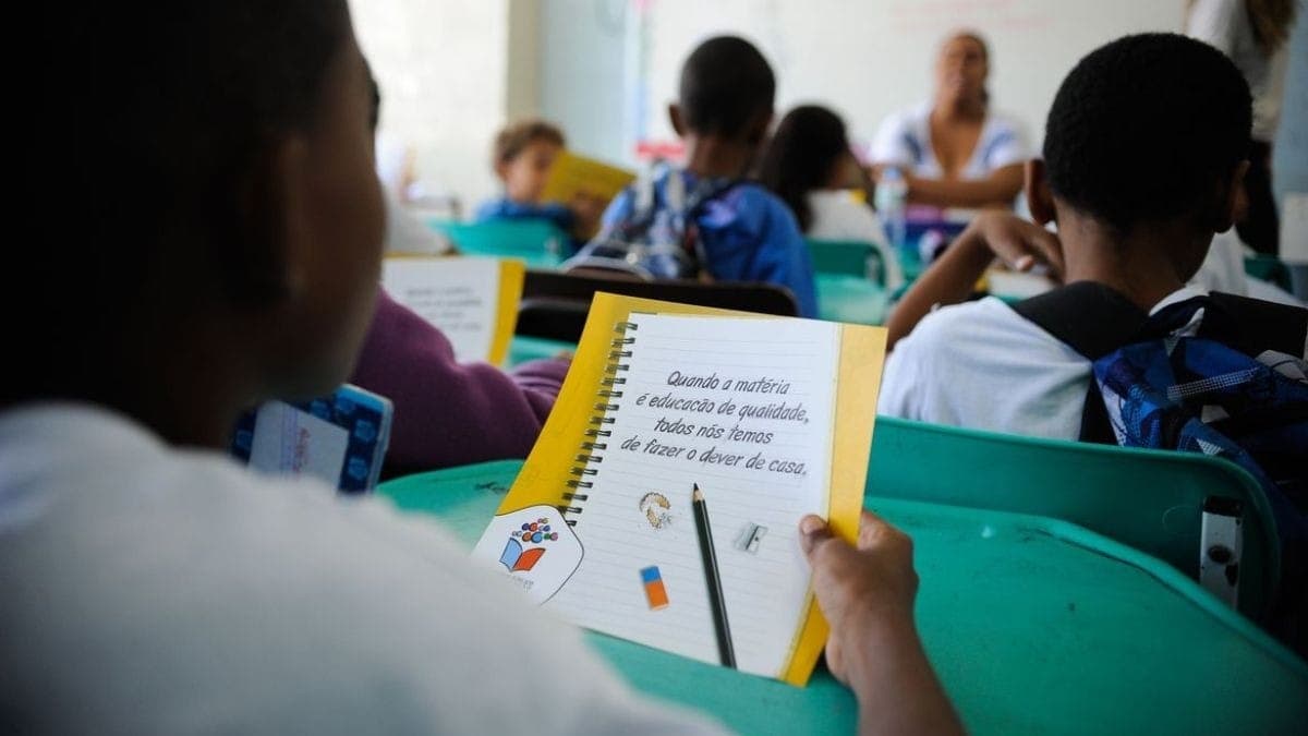 Governo de SP recua e não vai implementar material escolar digital