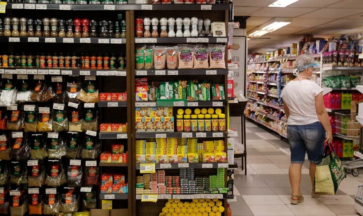 Estradas bloqueadas e pontes destruídas podem impedir a distribuição de alimentos