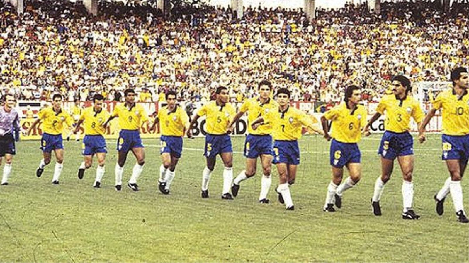 Seleção Brasileira de mãos dadas no Arruda