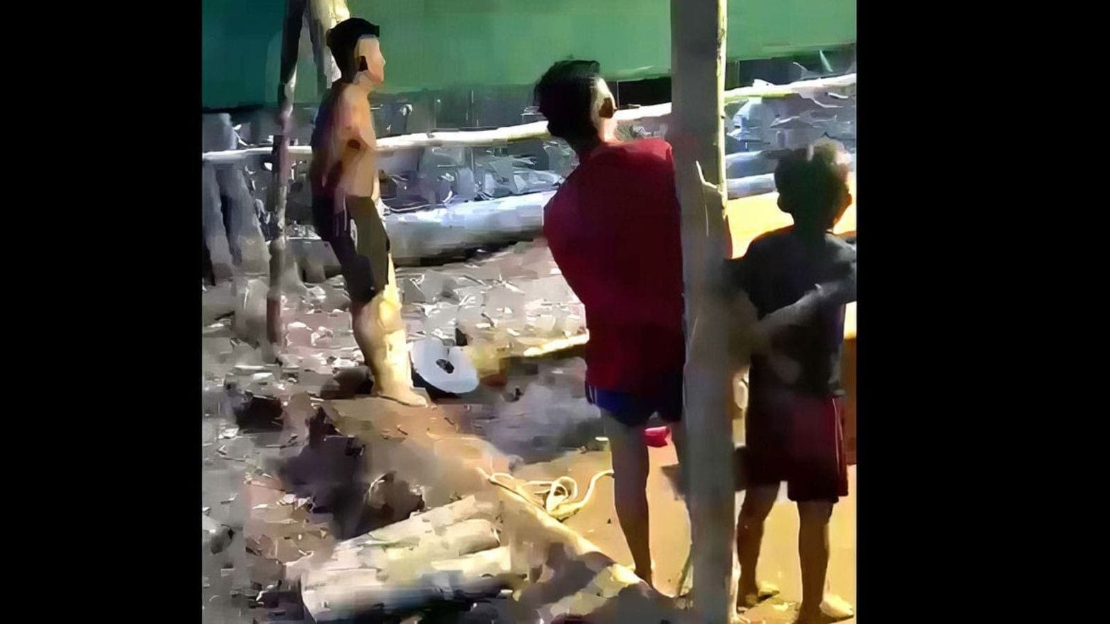 Crianças Yanomami amarradas