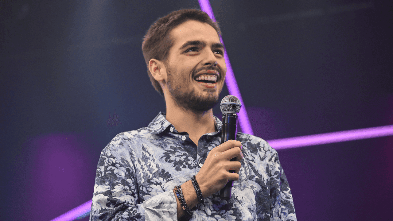 João Silva procura assistente na web