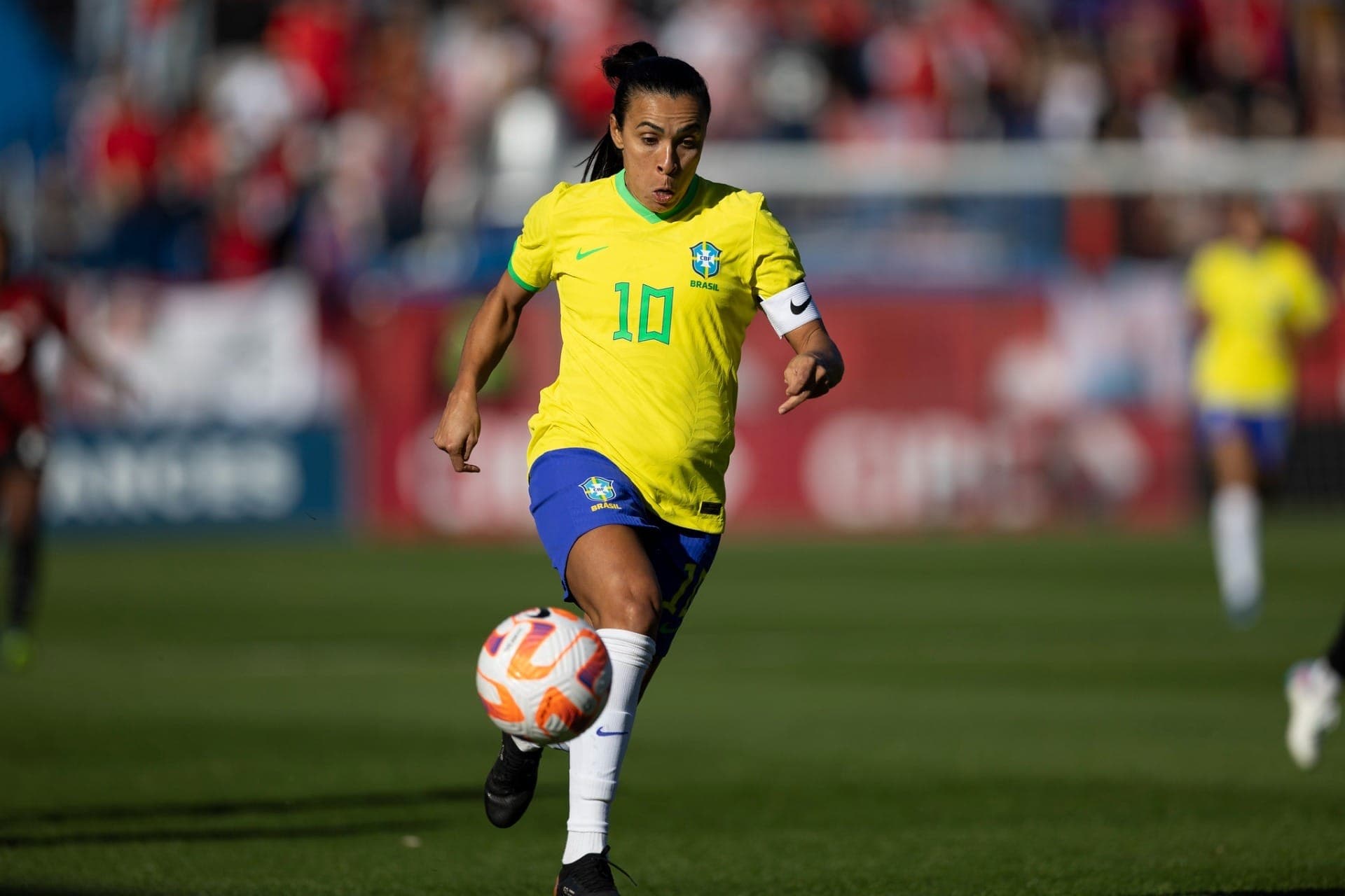 Marta em ação pela Seleção contra o Canadá