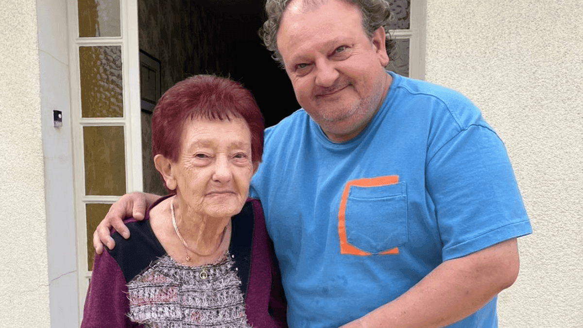 Erick Jacquin posa ao lado da mãe, Simone