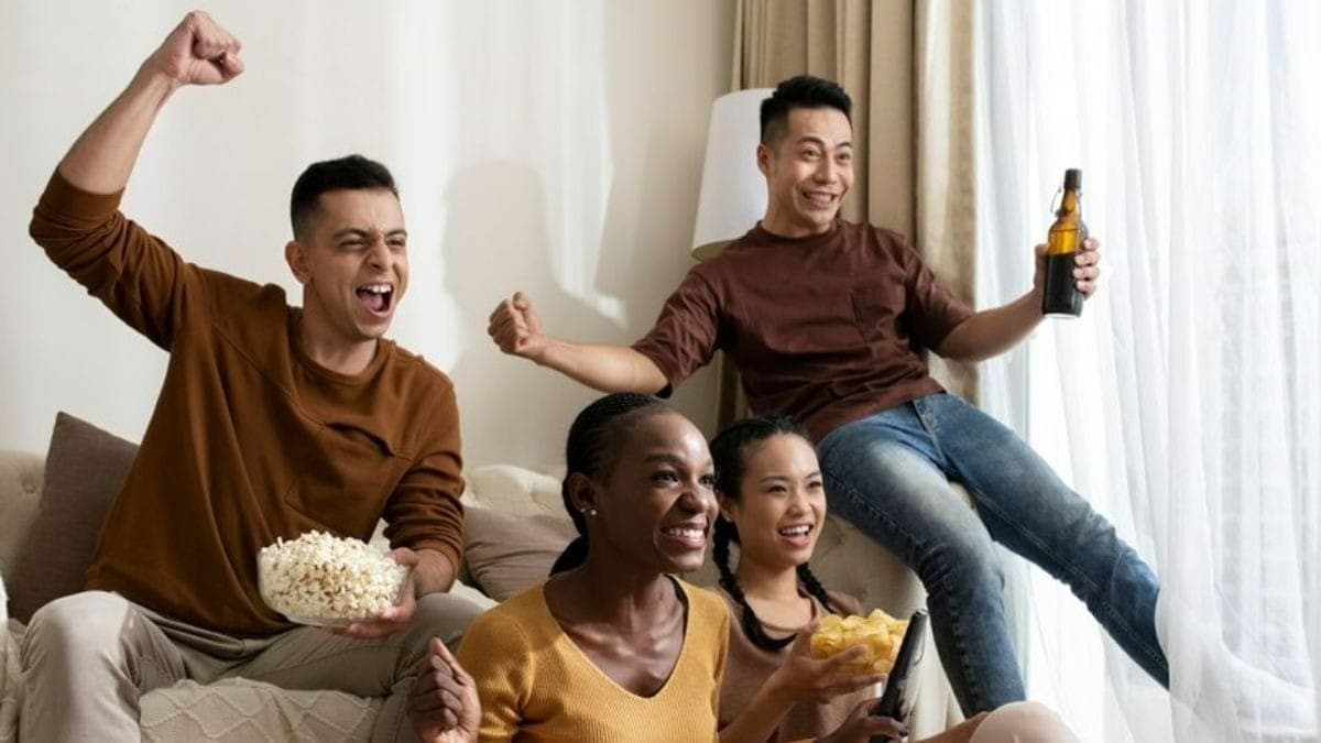 Amigos vendo TV