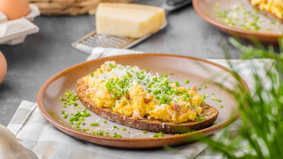 Aprenda fazer ovos com crosta de queijo 
