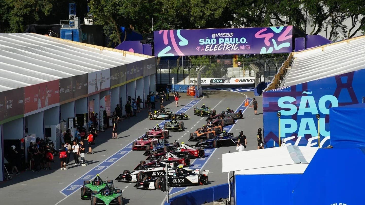 Carros da Fórmula E em treino livre em SP