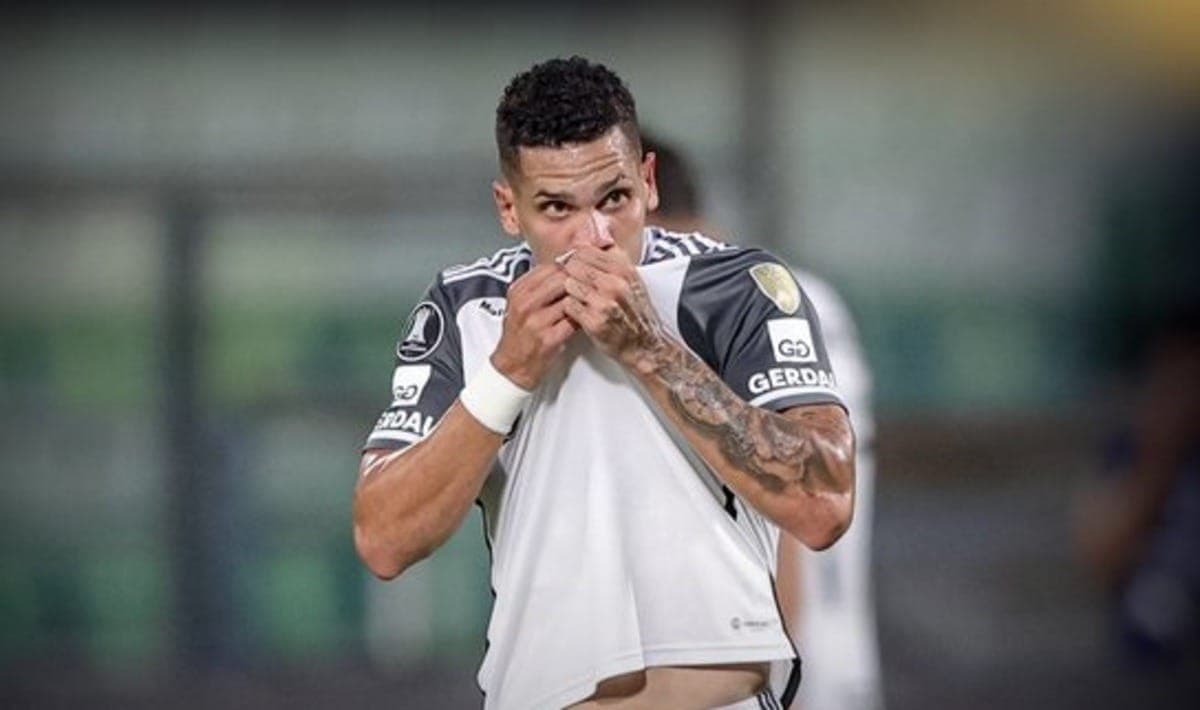 Paulinho comemora gol decisivo