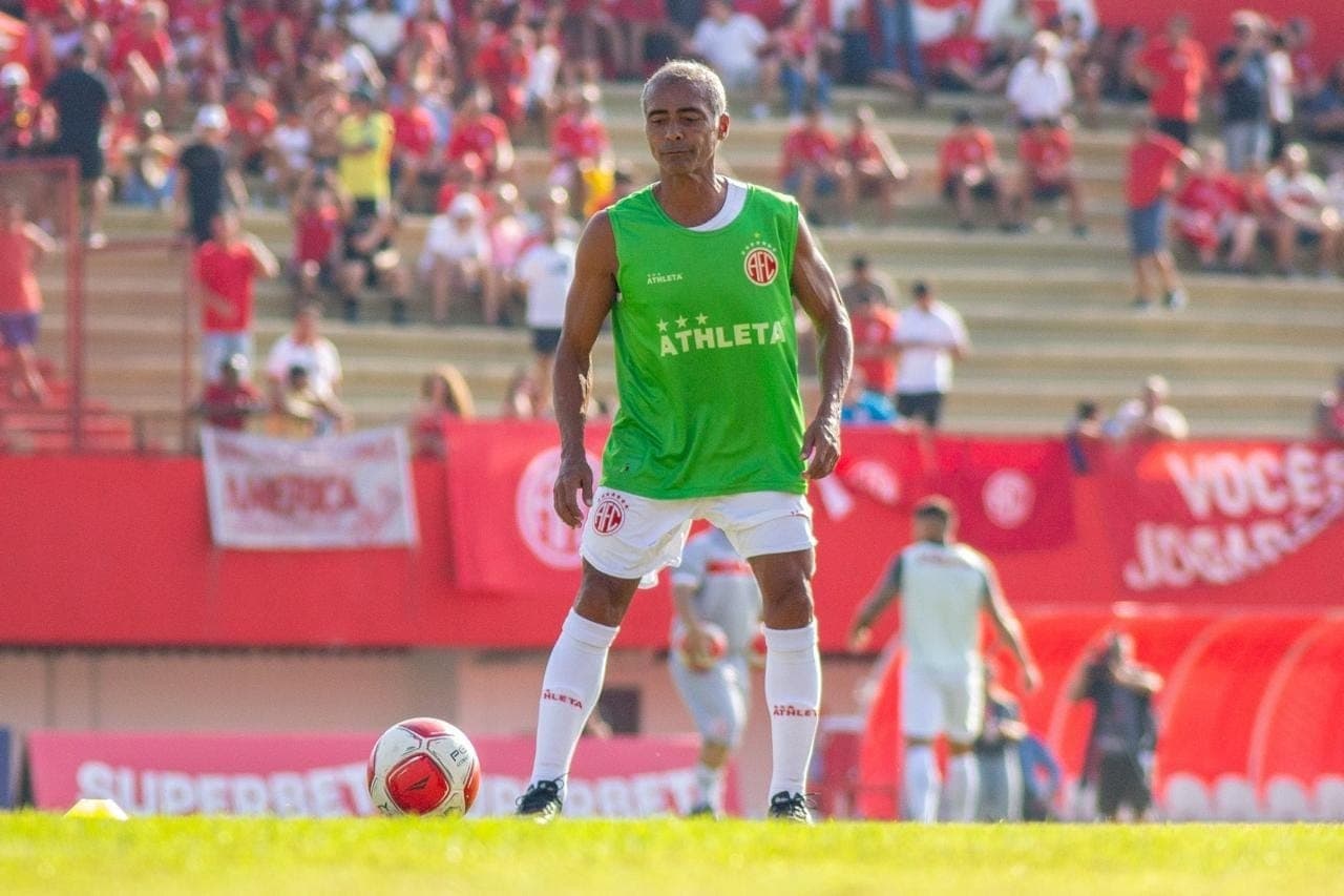 Romário fez aquecimento, mas não jogou