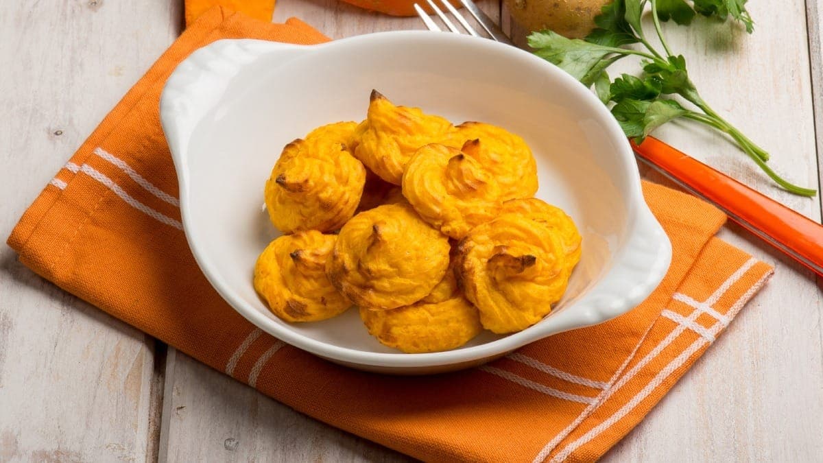 Aprenda a fazer batata duchesse dourada e cremosa