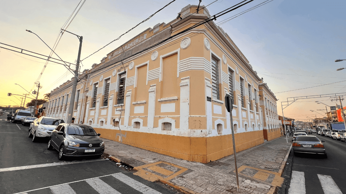 Fachada da escola estava comprometida 
