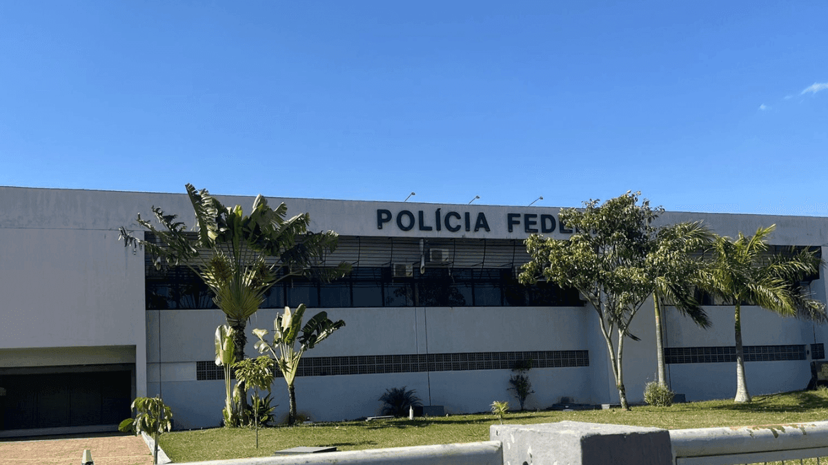 Os policiais apreenderam um celular e um HD