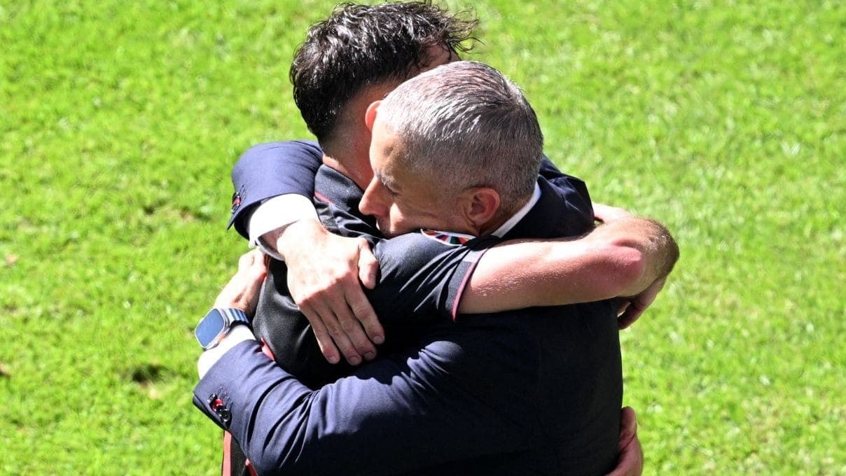 Sylvinho comemora empate da Albânia na Euro