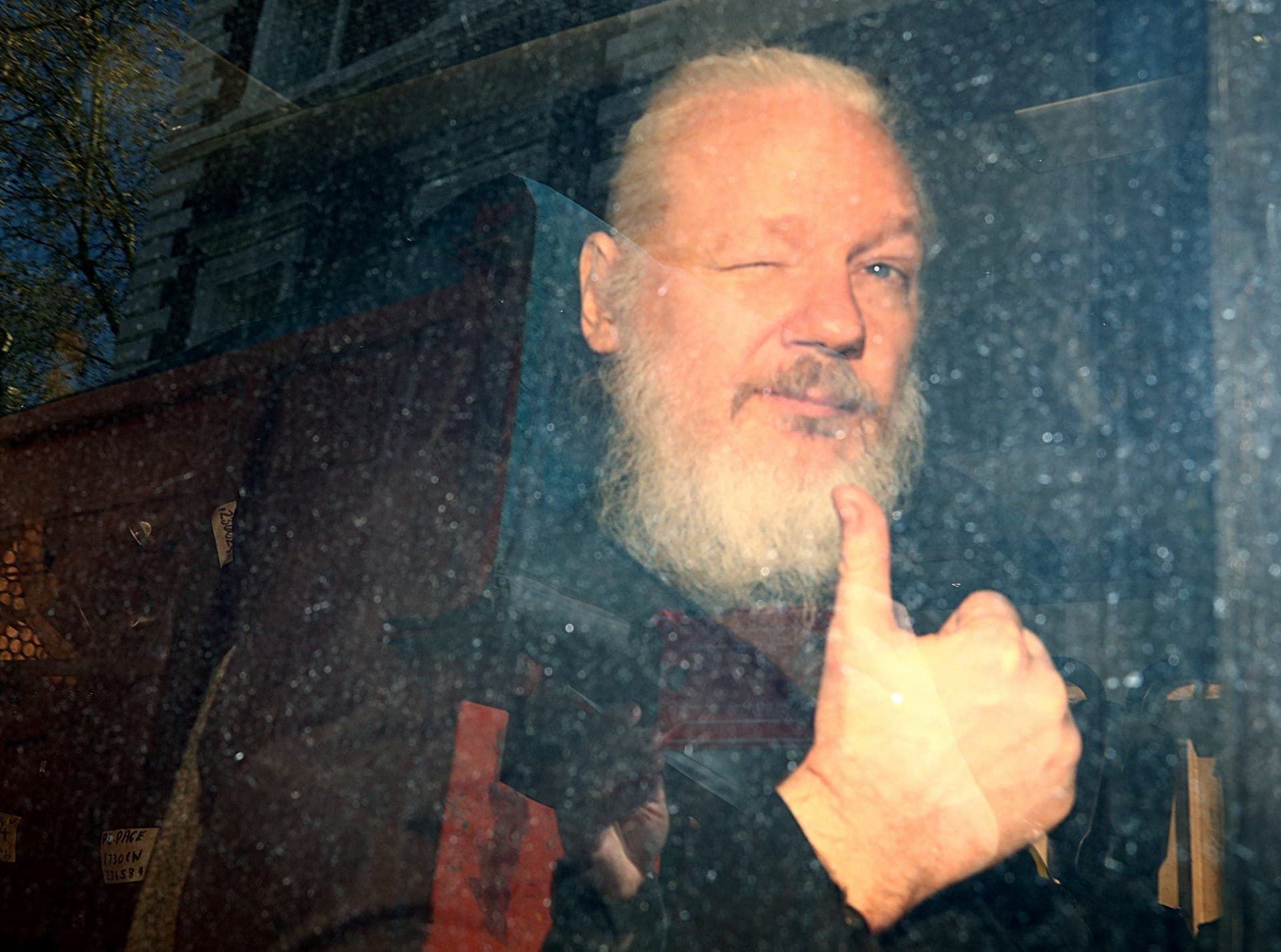 Julian Assange, ao sair da prisão