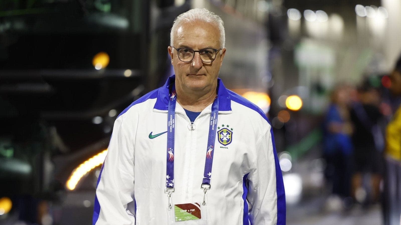 Dorival Jr na chegada ao SoFi Stadium