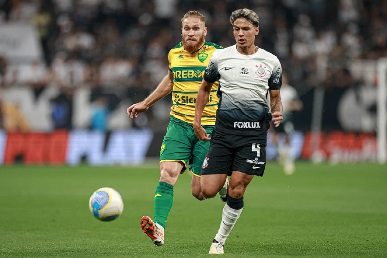 Corinthians confia em permanência de Caetano, que recebeu proposta do Inter