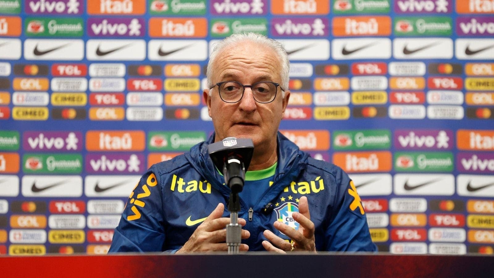 Dorival Jr durante coletiva em Las Vegas