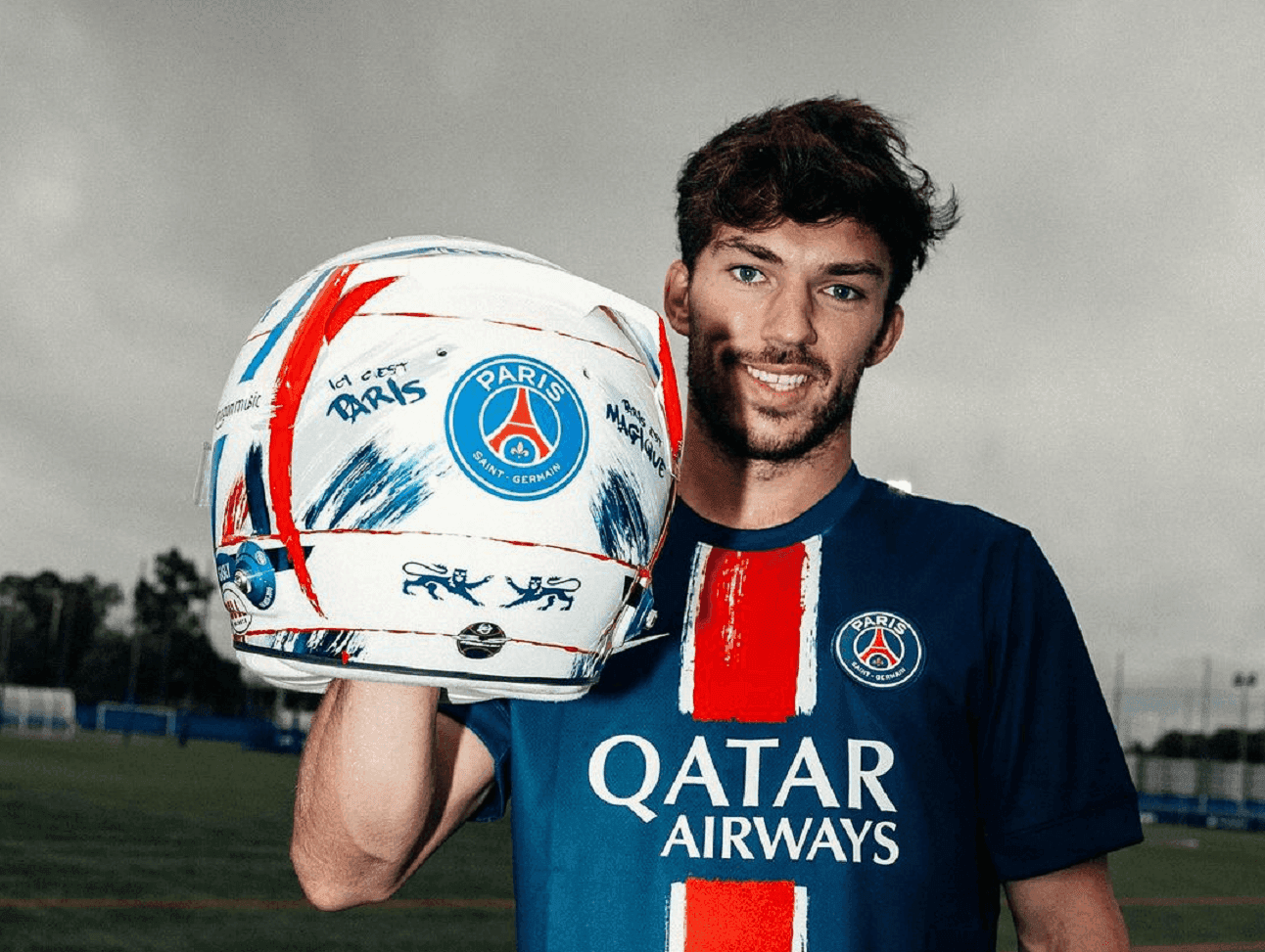 Pirre Gasly com capacete com cores do PSG