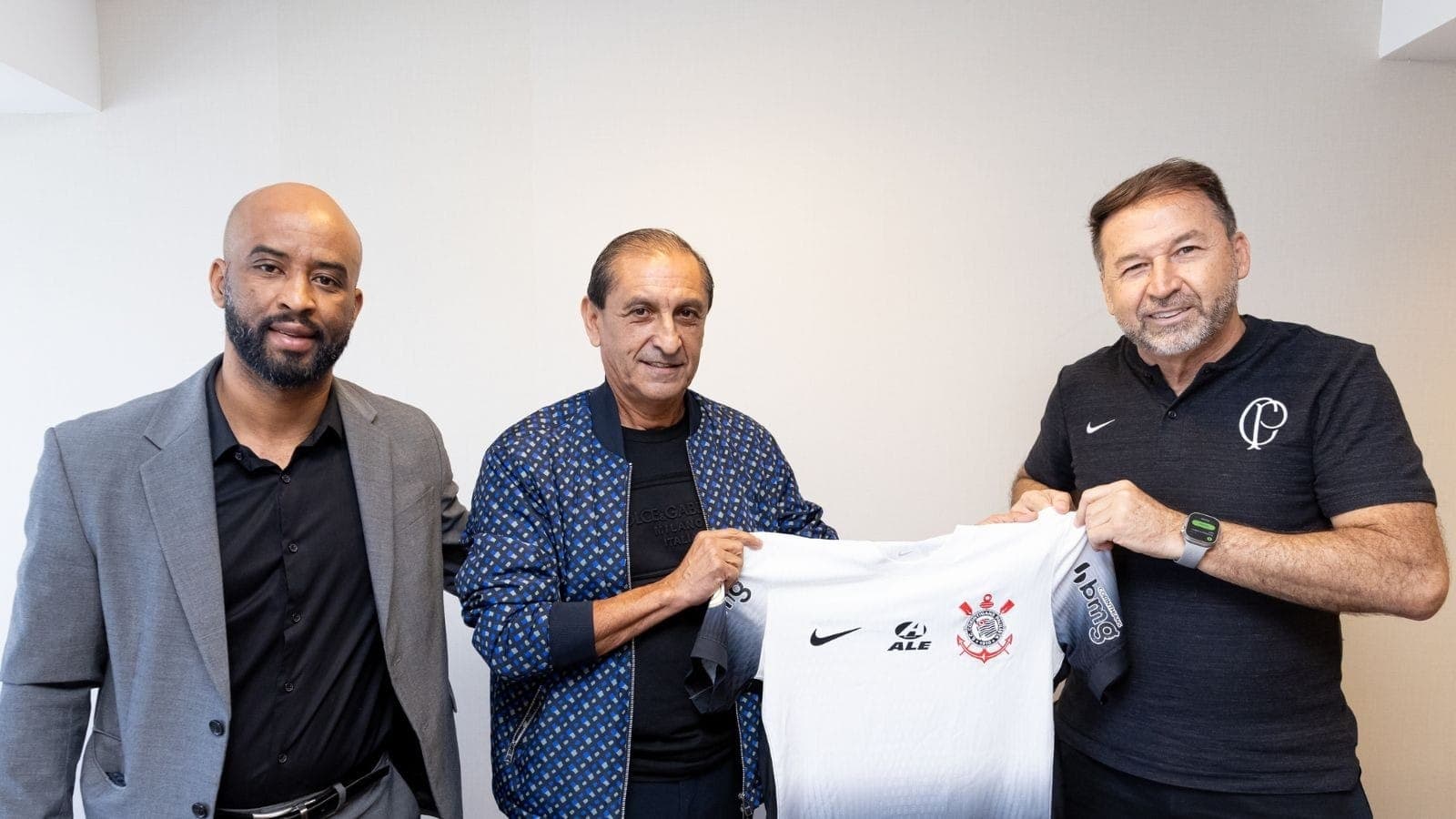 Corinthians anuncia técnico Ramón Díaz
