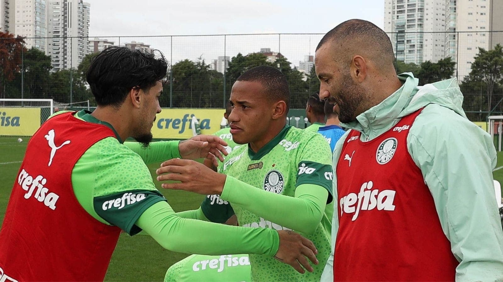 Jhon Jhon se despede do elenco do Palmeiras