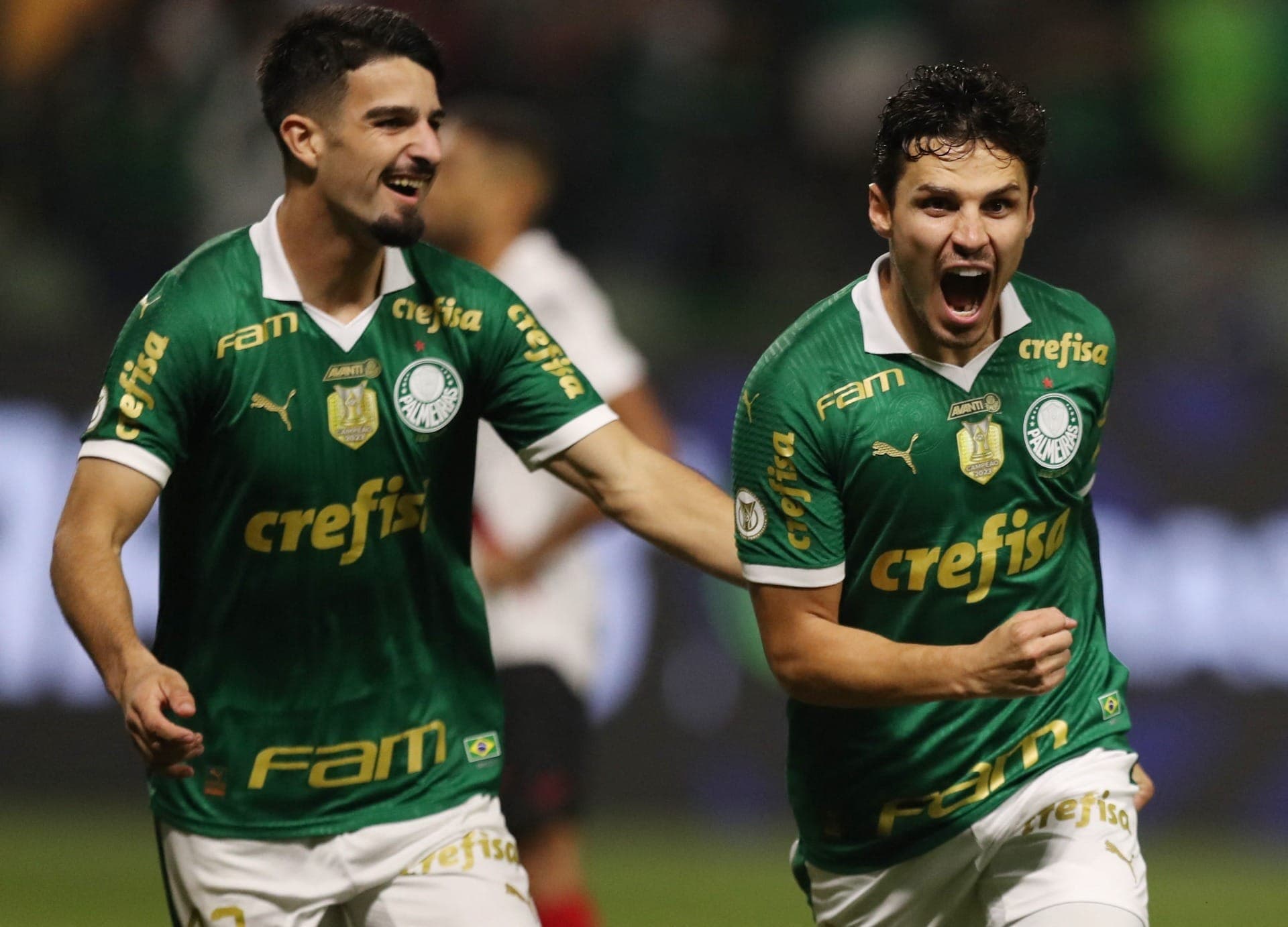 Raphael Veiga comemora no Palmeiras