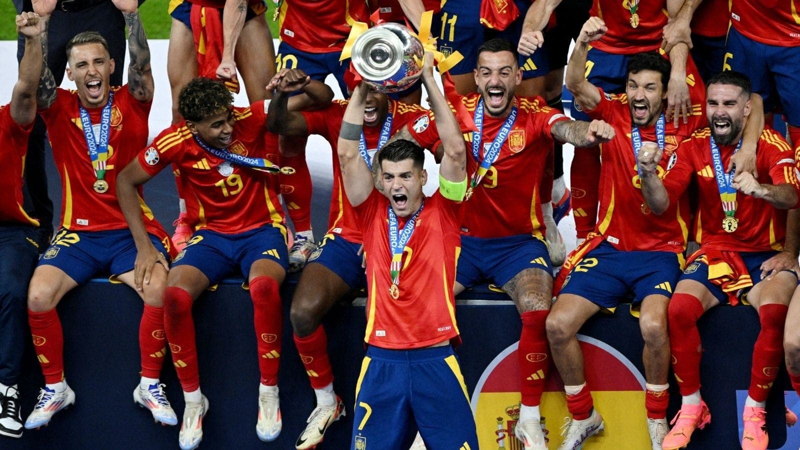 Morata levanta o troféu da Eurocopa