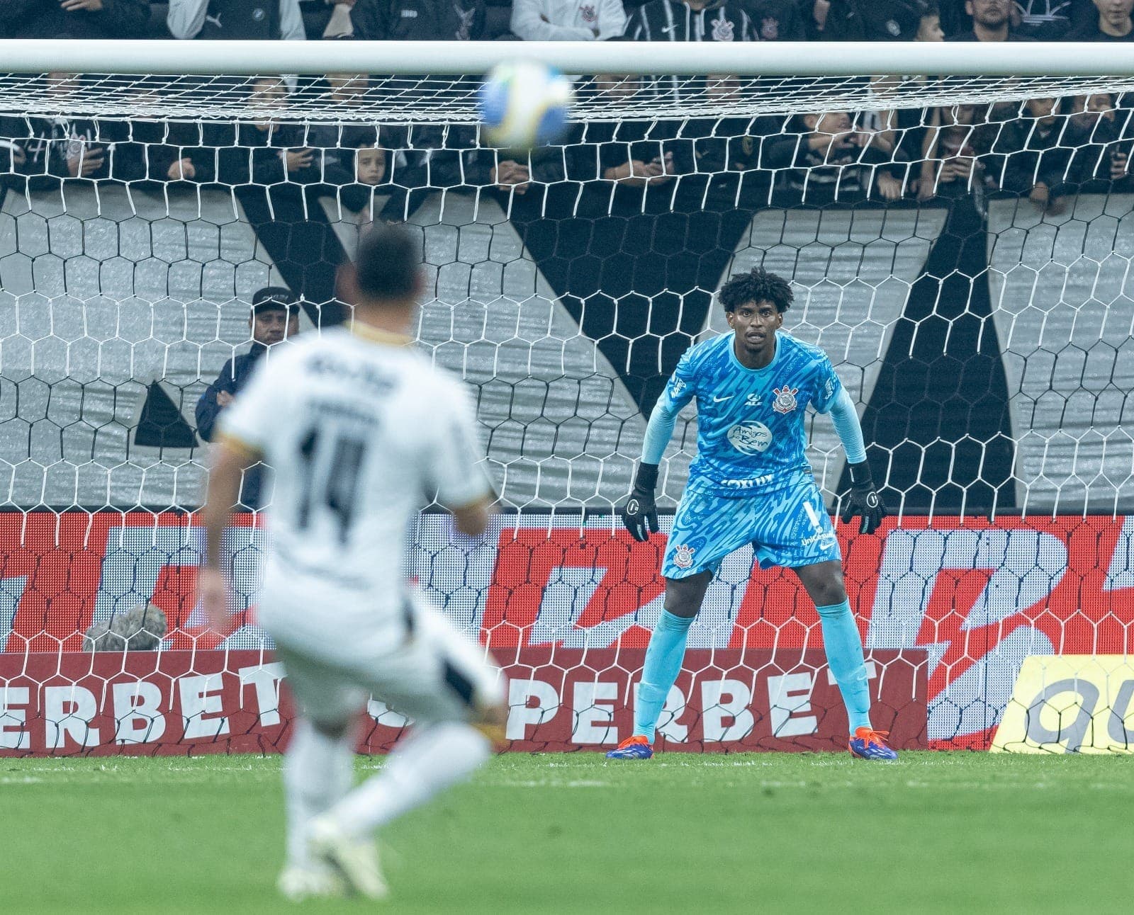 Hugo Souza na estreia pelo Corinthians
