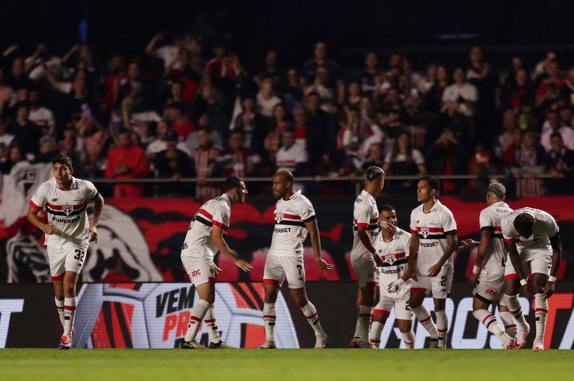 São Paulo comemora gol contra o Grêmio 