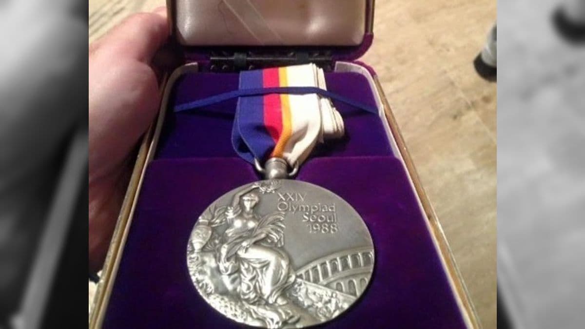 Craque Neto mostra a medalha olímpica