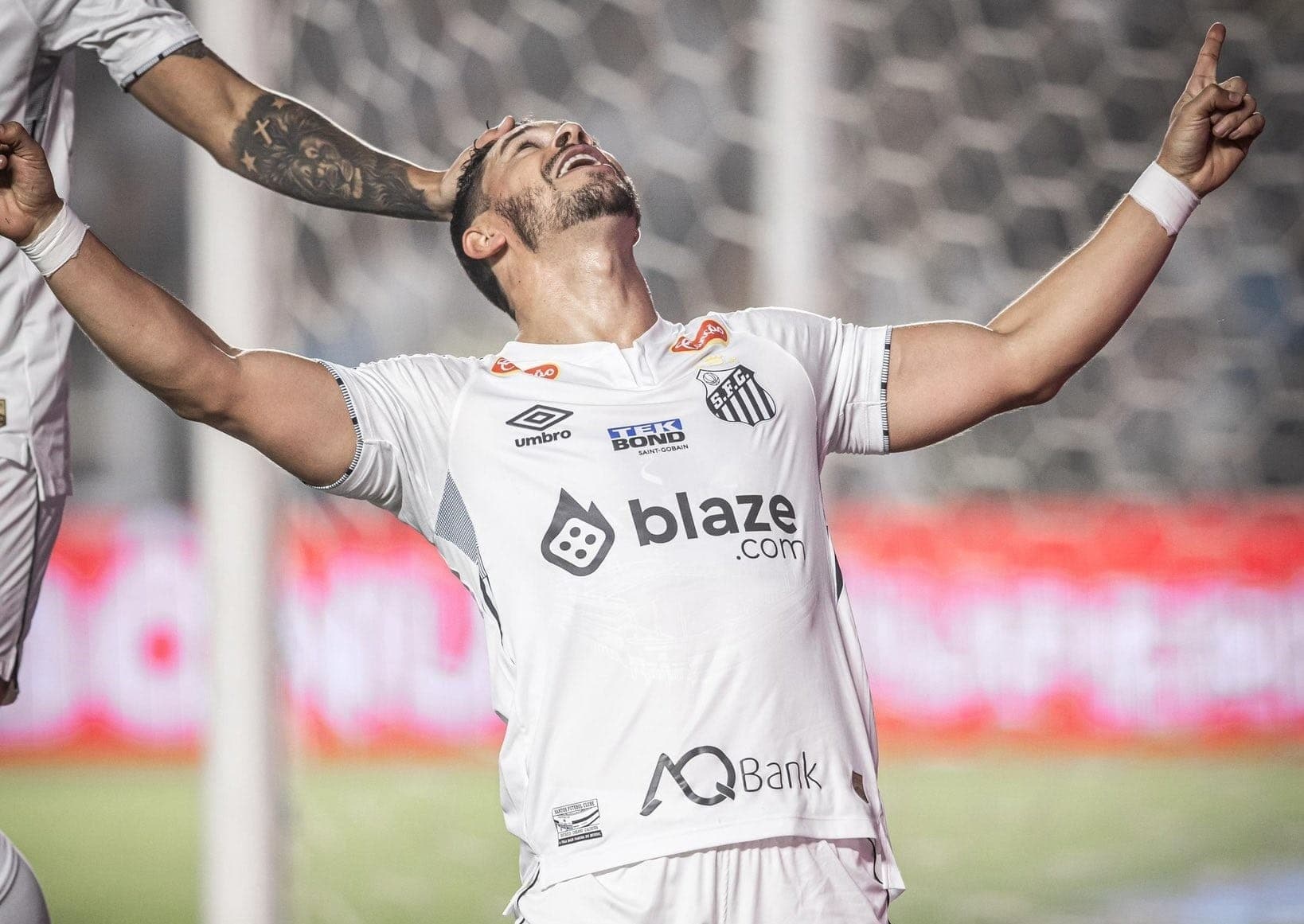 Giuliano comemora gol do Santos