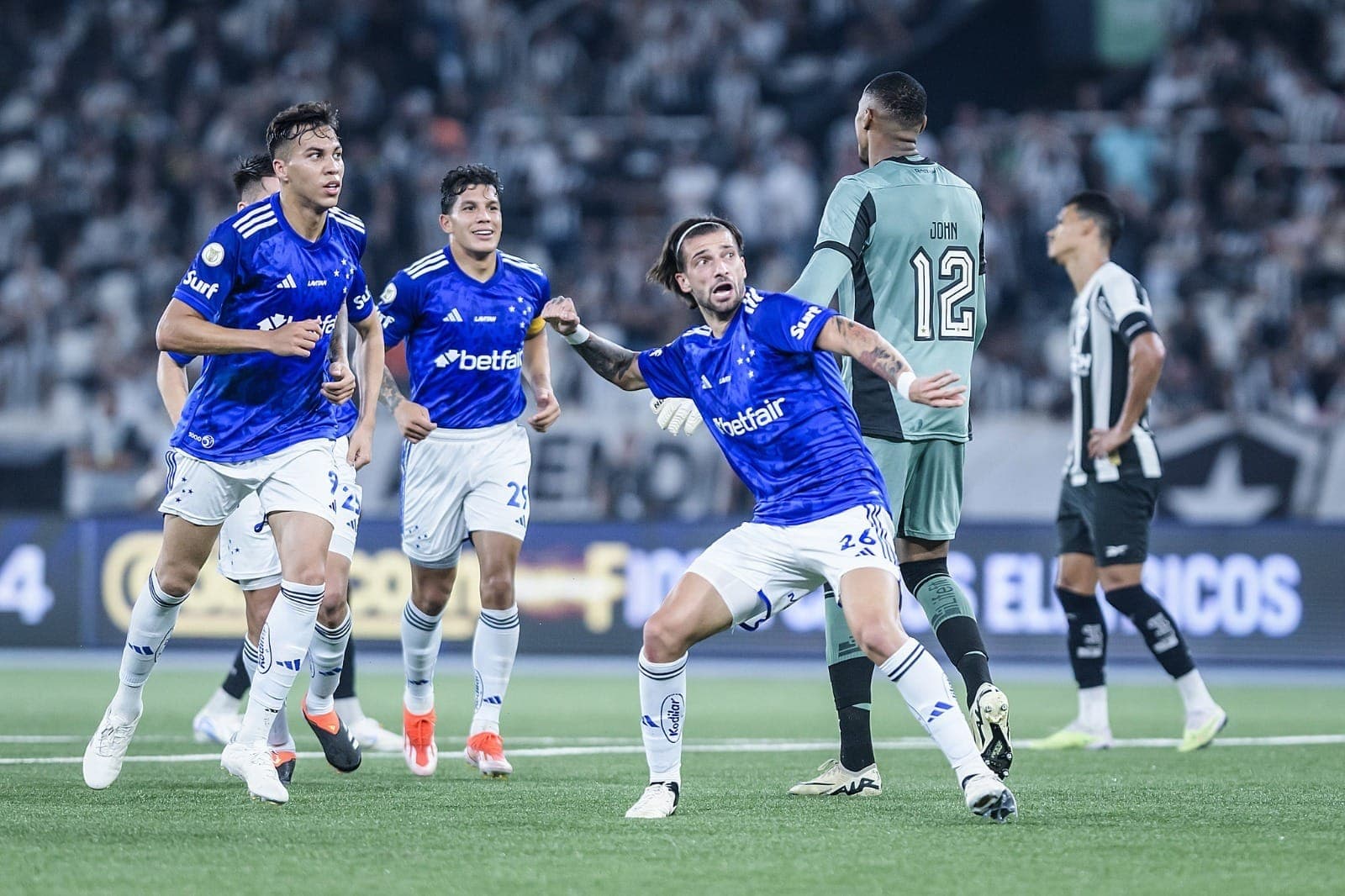 Cruzeiro comemora gol contra o Botafogo