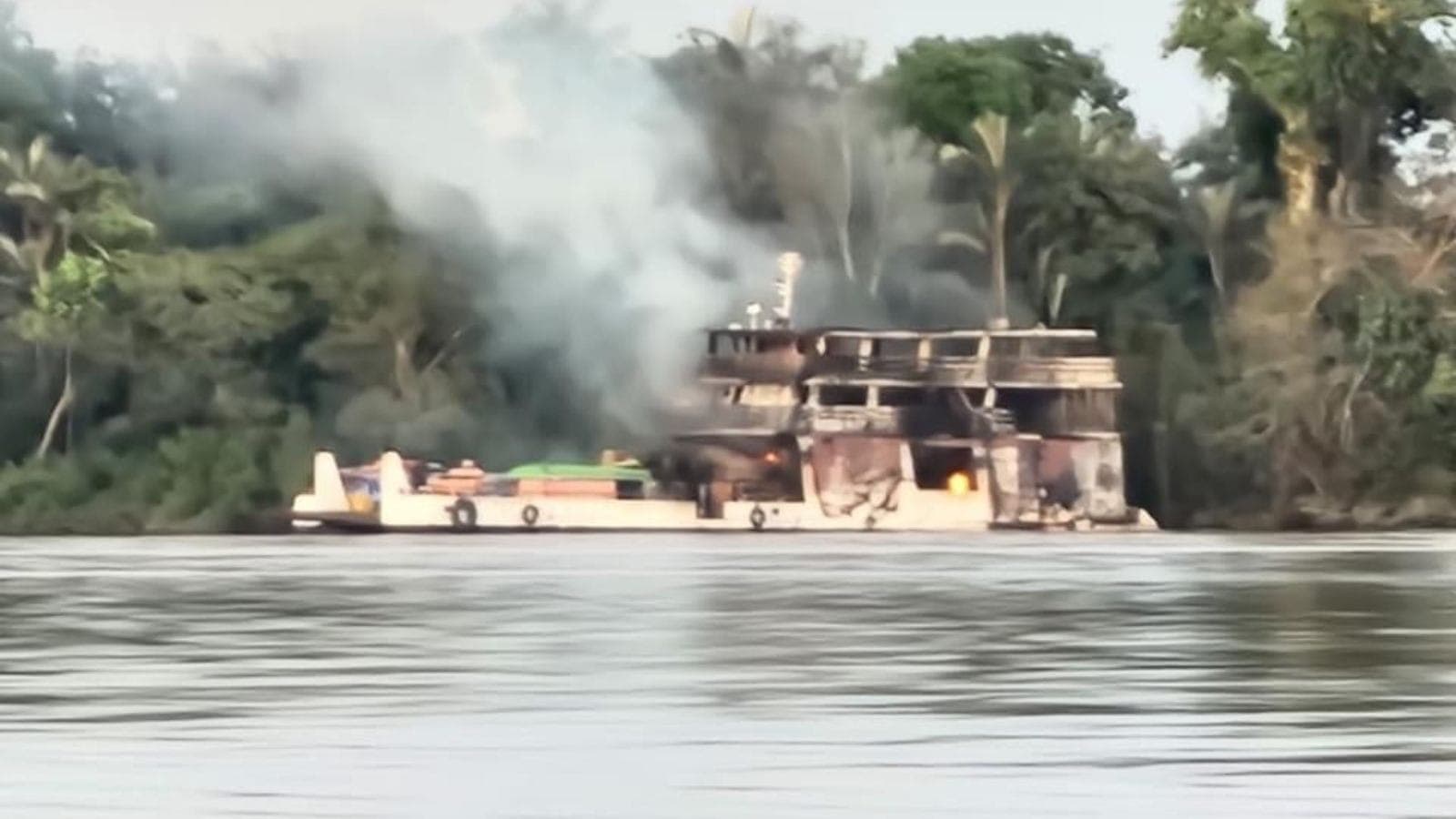 Embarcação pegou fogo em Manaus