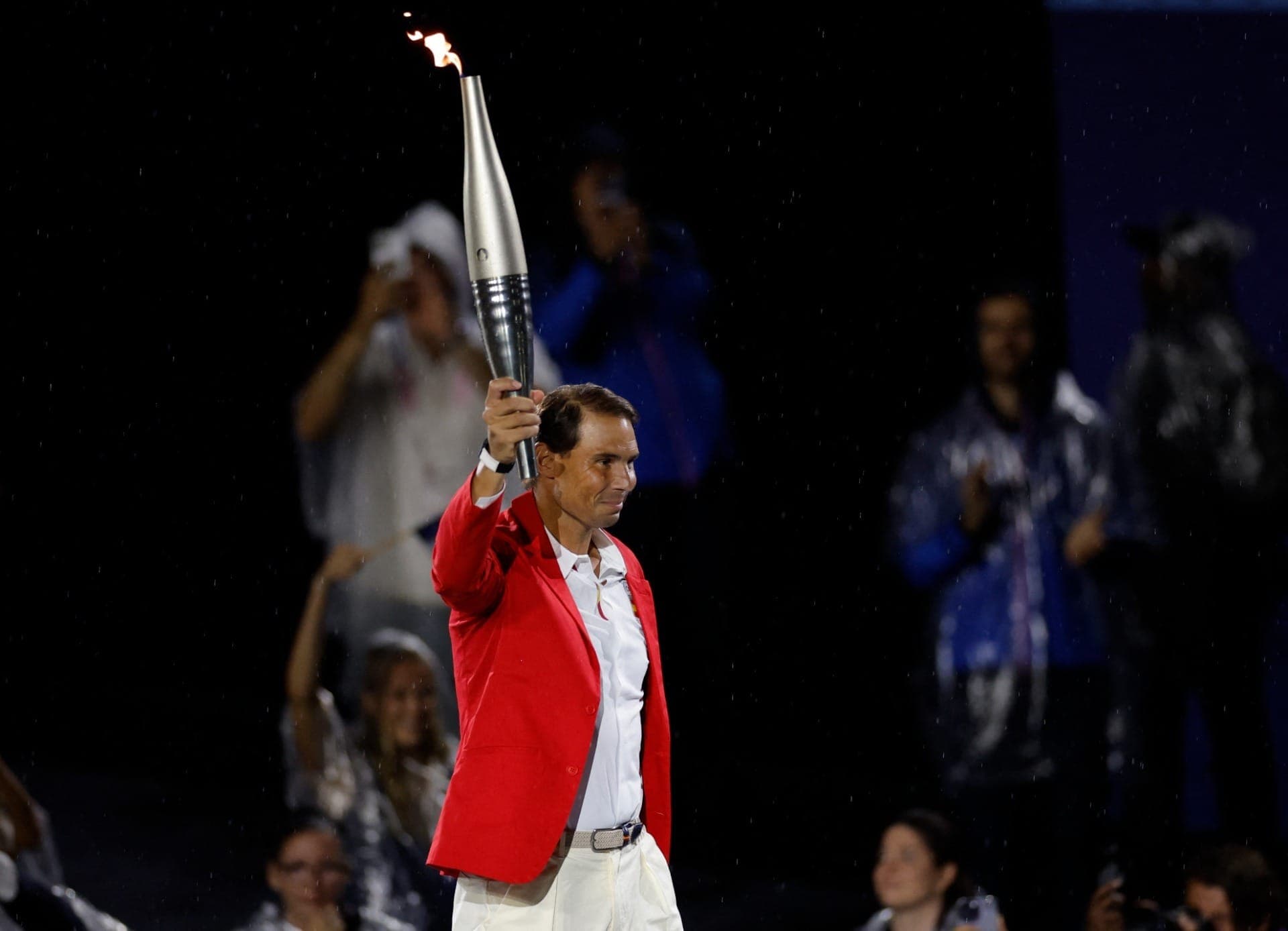 Nadal com a tocha olímpica em Paris