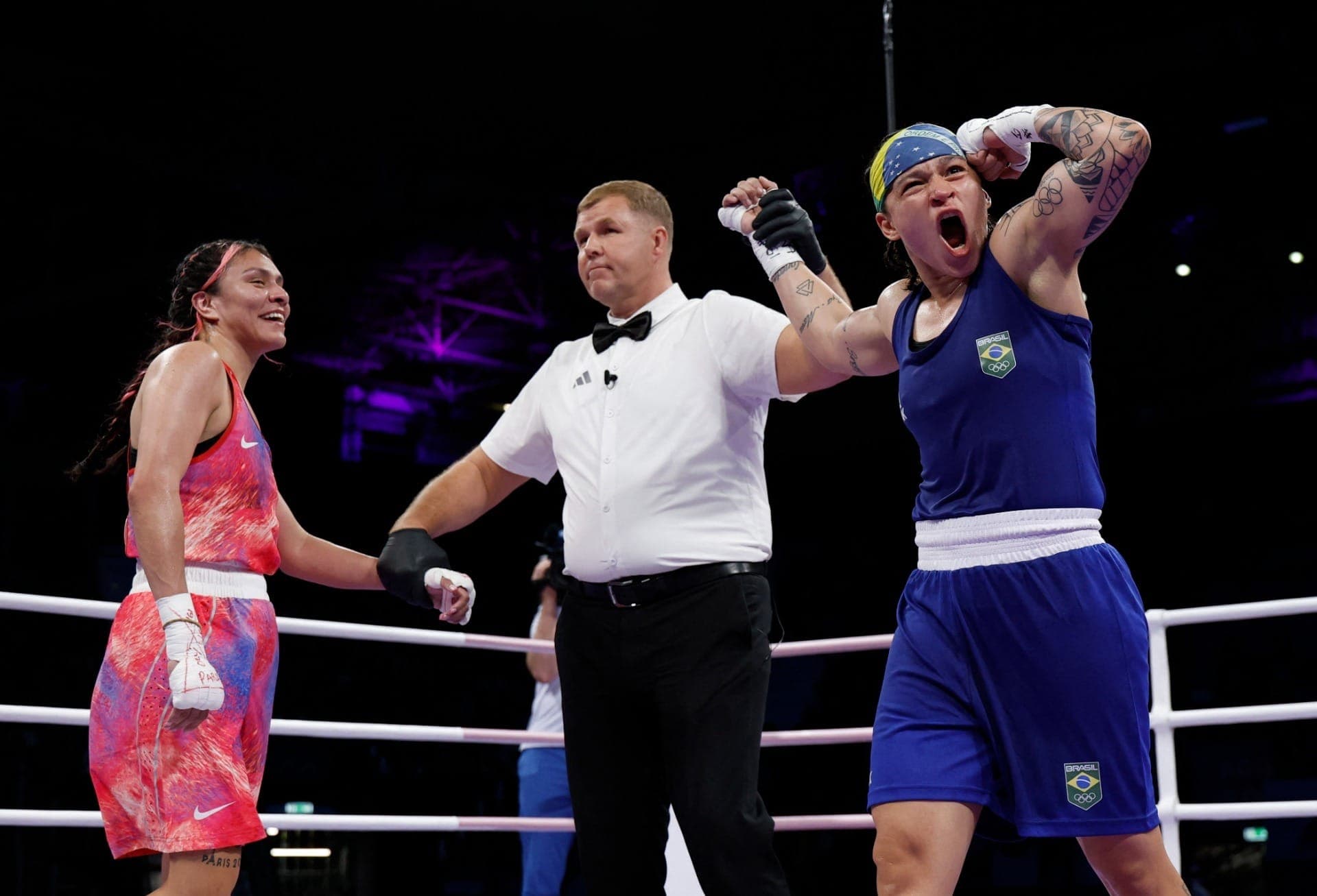 Bia Ferreira comemora vitória no boxe