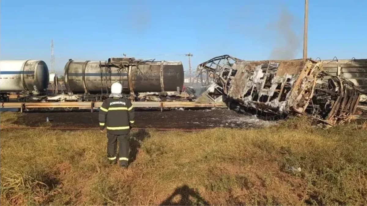 Caminhão queimado em rodovia MT