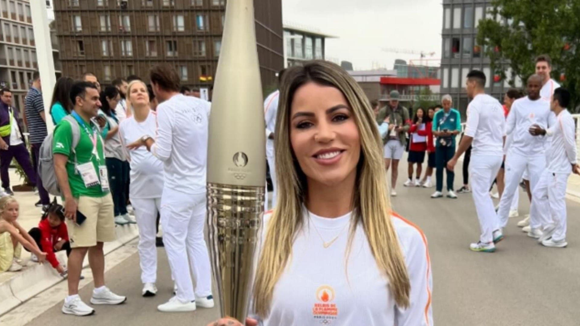 Letícia Bufoni com a tocha olímpica