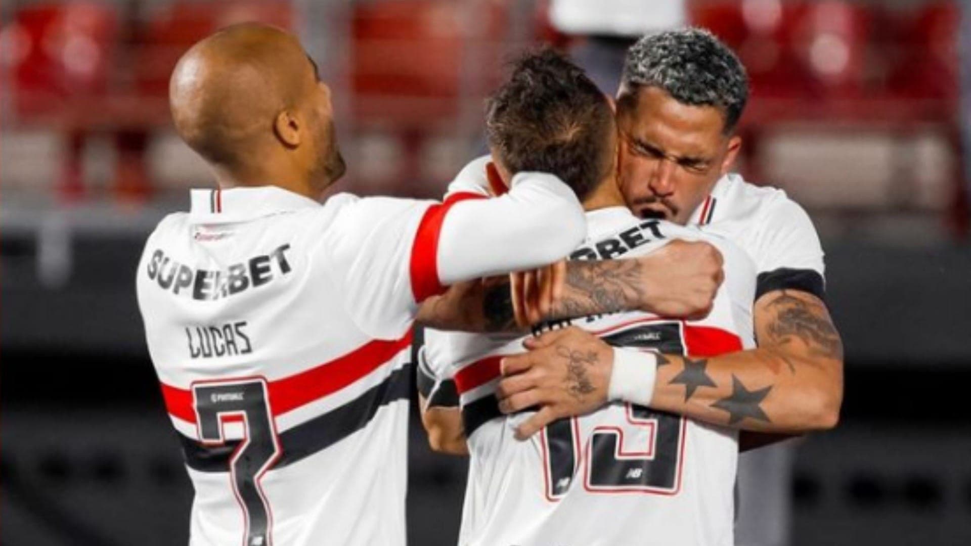 Luciano comemora gol contra o Goiás