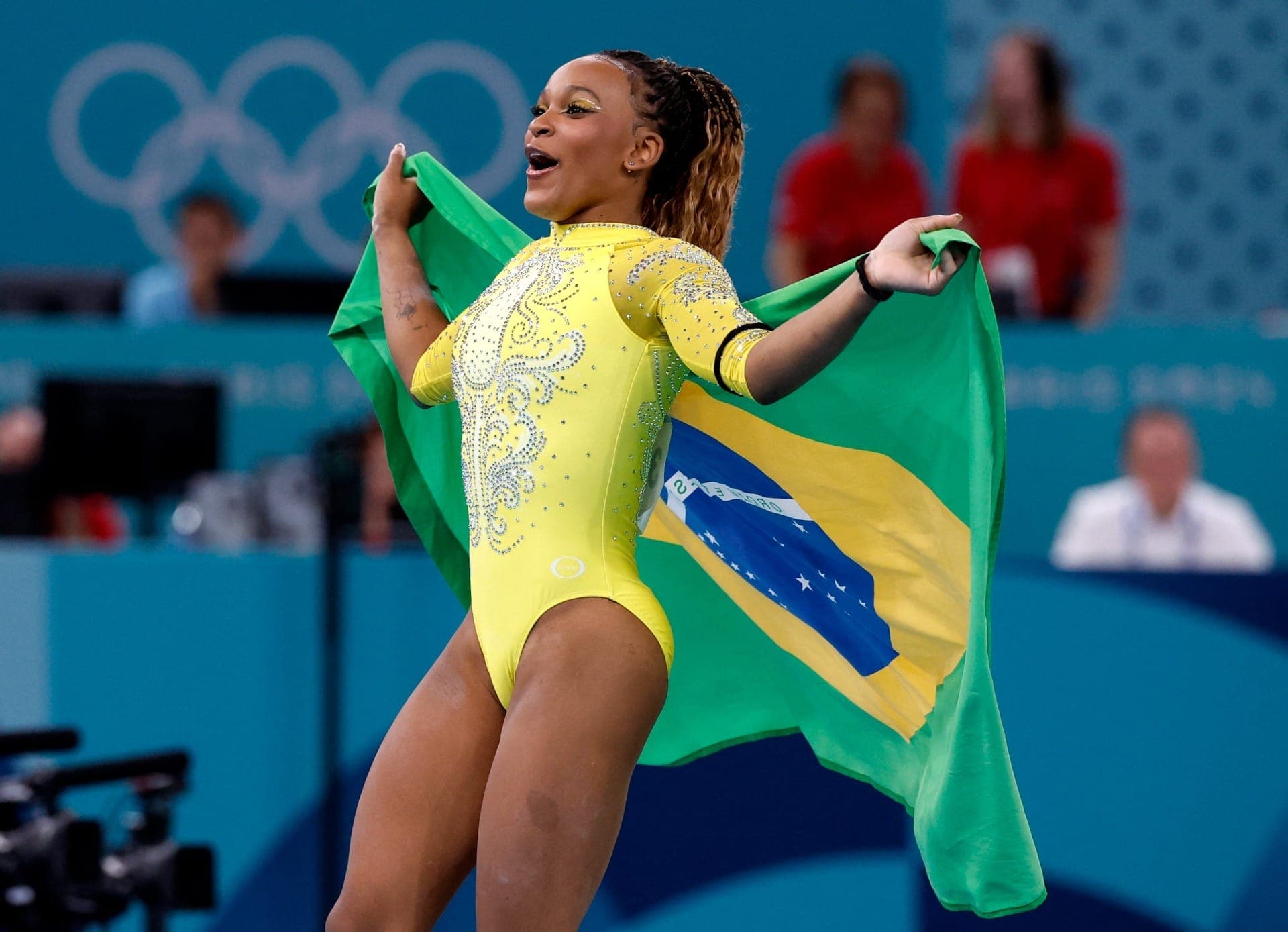 Rebeca Andrade com a bandeira do Brasil