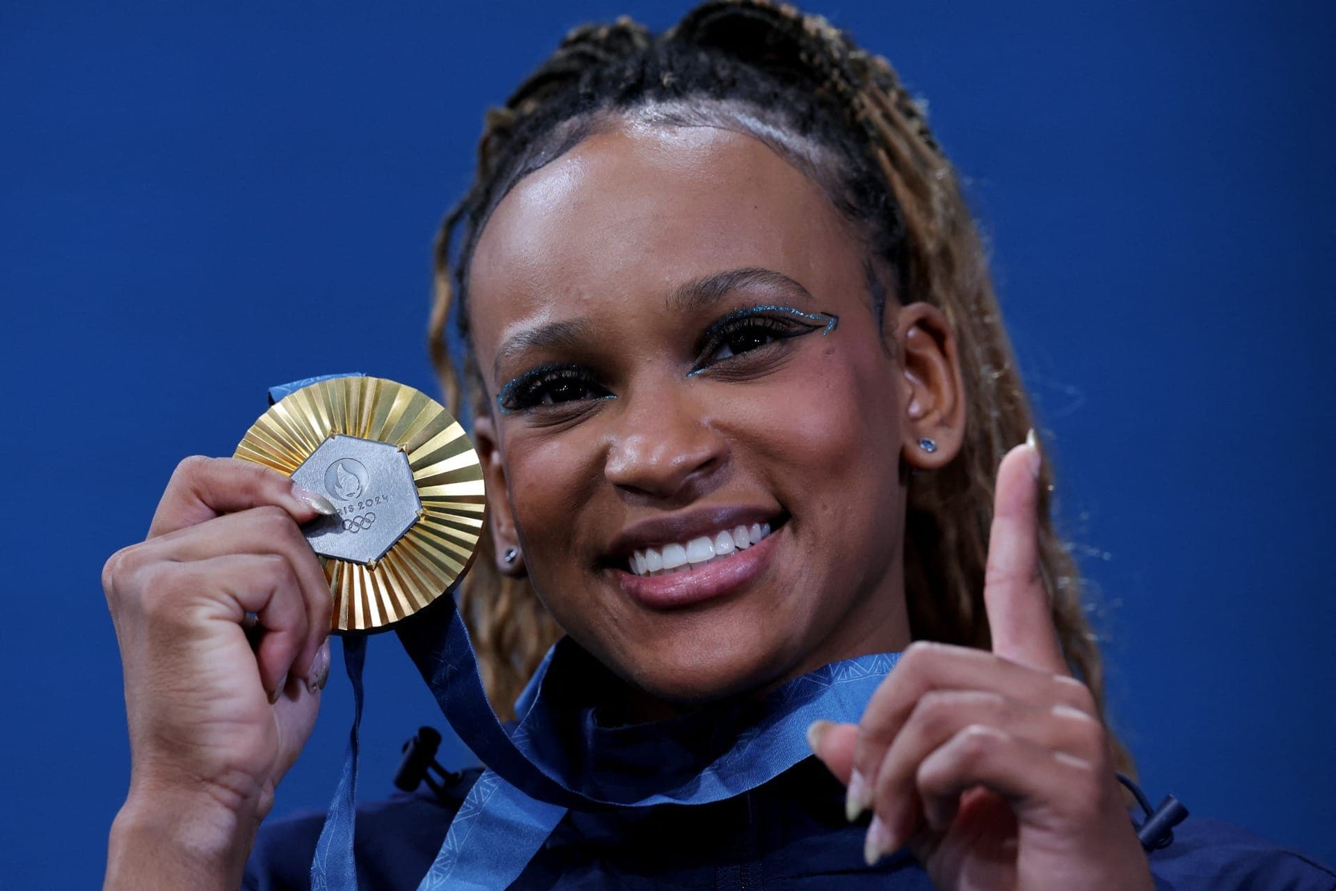 Rebeca Andrade com a medalha de ouro 