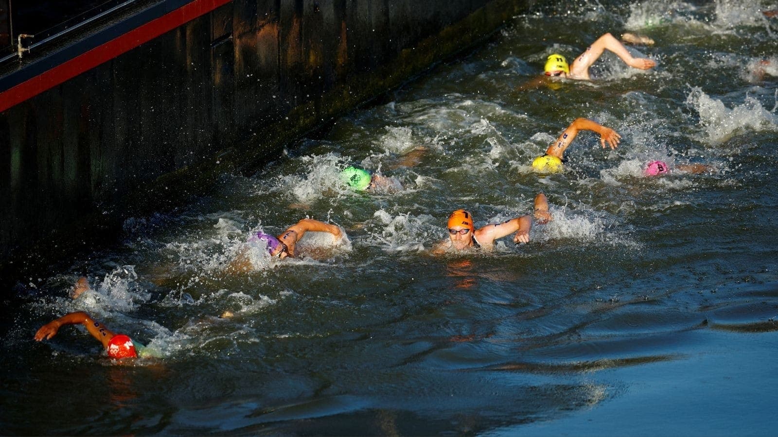 Triatlo no Rio Sena, em Paris