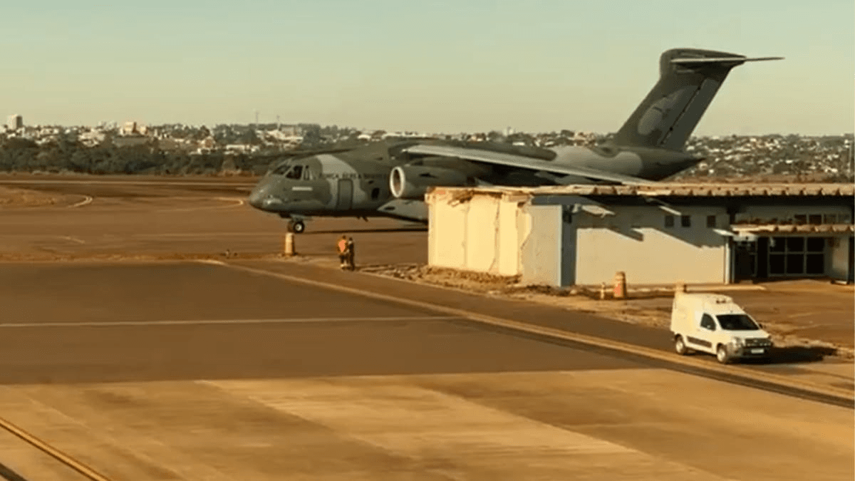 Avião da FAB pousa em Cascavel