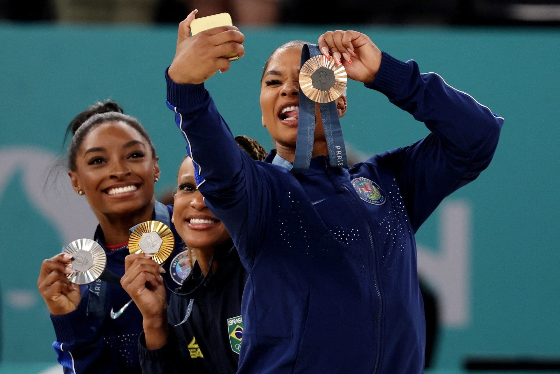 Jordan Chiles com a medalha de bronze